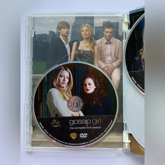 Gossip Girl: The Complete First Season DVD - Picture 3 of 7